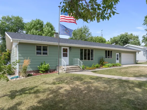 211 6th Ave NE, Kenmare, ND 58746