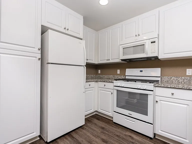 La Verne Village Luxury Apartment Homes — Photo 32