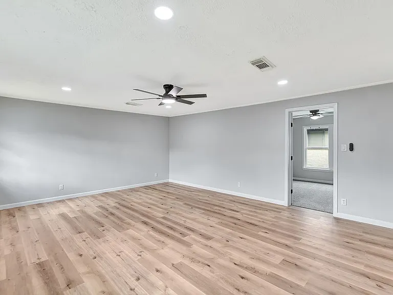 704 Teabury St — Photo 18