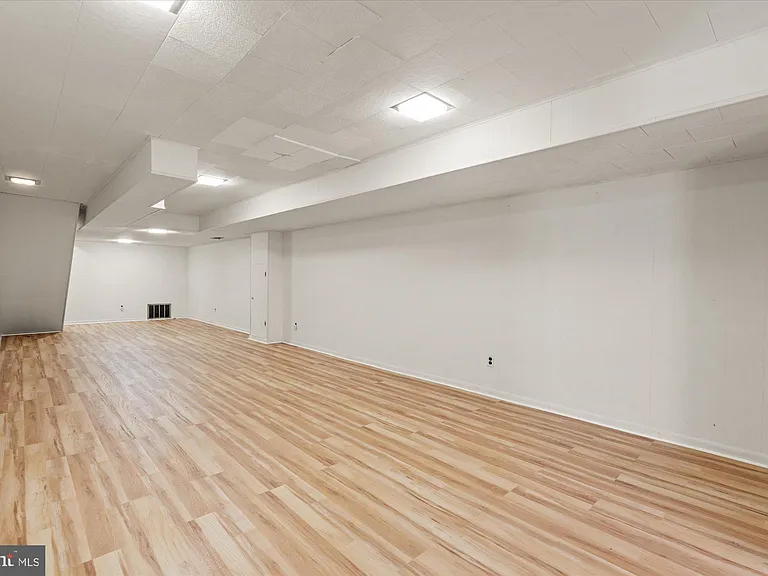 7504 Radnor Rd — Photo 30
