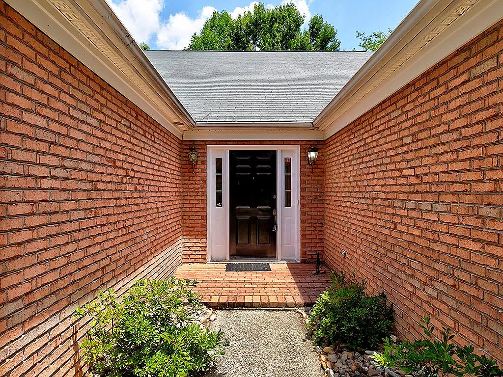 3 bed, 2.0 bath, 2208 sqft, $2,850 — Photo 3