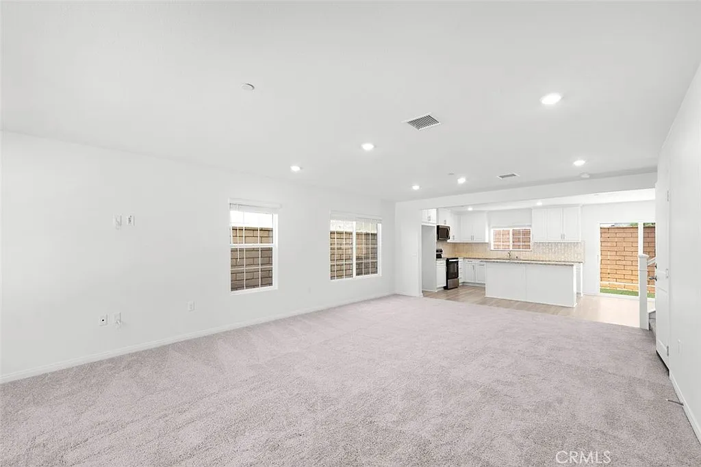 4 bed, 2200 sqft, $3,998 — Photo 4