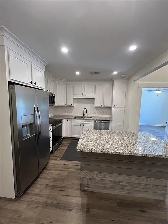 3 bed, 2.0 bath, 1086 sqft, $2,800 — Photo 3