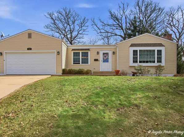 916 Essex Ct, McHenry, IL 60050