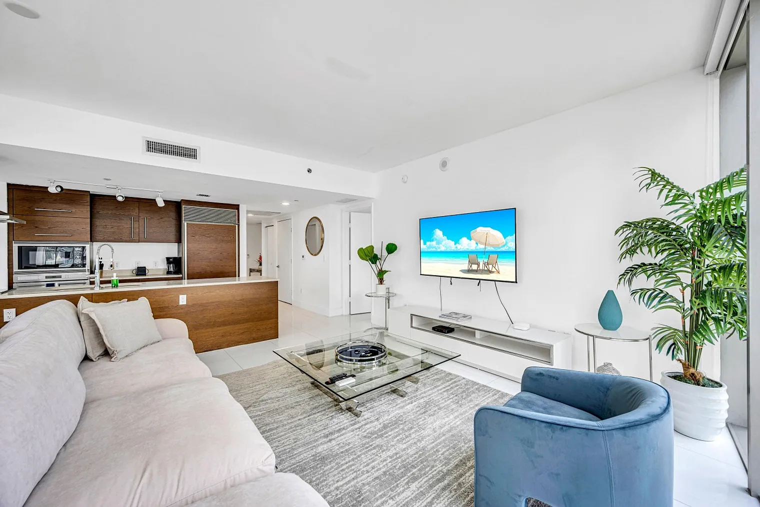 2 bed, 2.0 bath, 1377 sqft, $4,484 — Photo 3