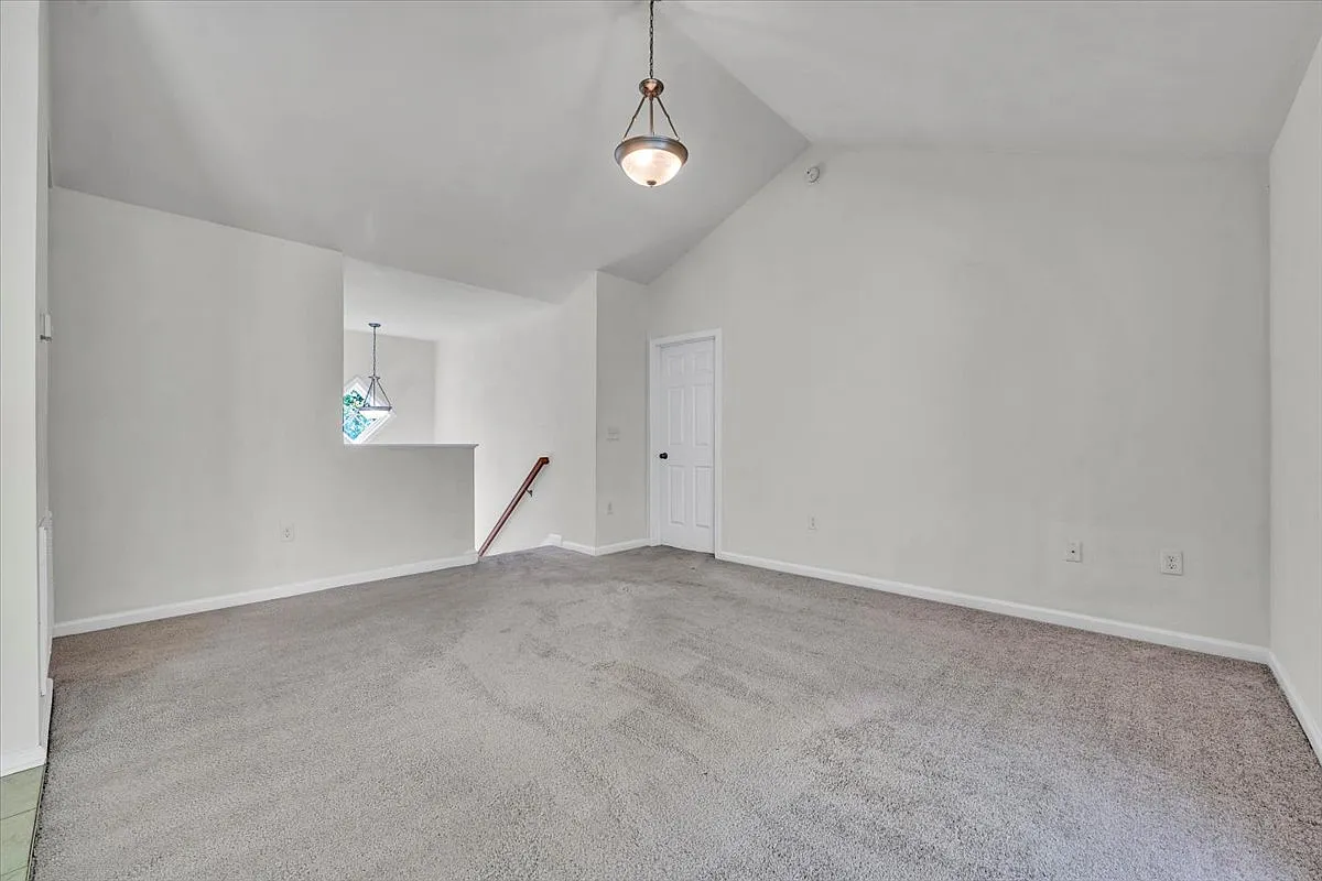 3 bed, 2.5 bath, 1120 sqft, $1,899 — Photo 4