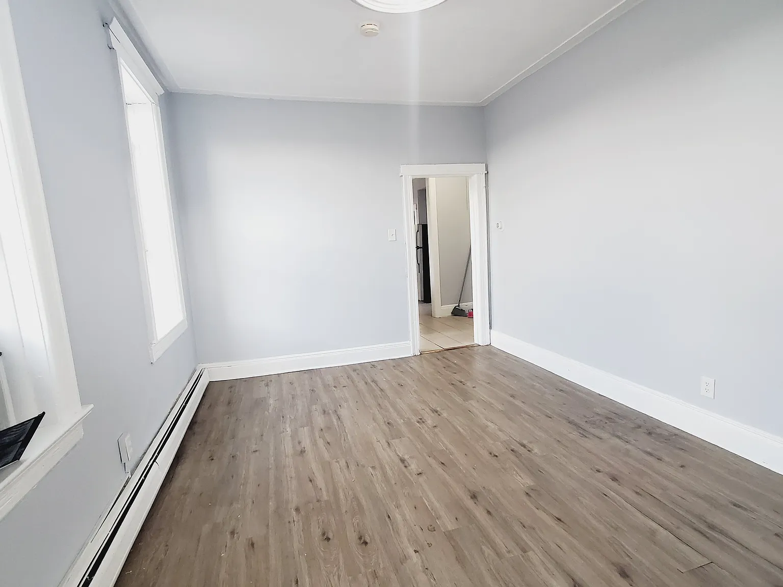 3 bed, 1000 sqft, $2,300 — Photo 3