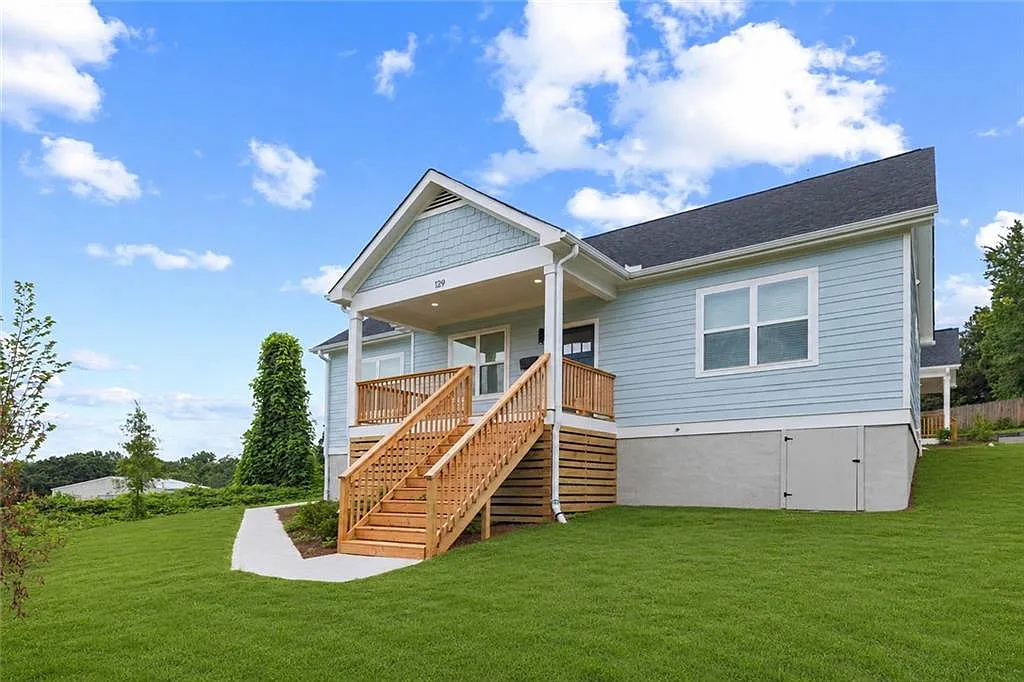 4 bed, 2.0 bath, 1310 sqft, $3,200 — Photo 1