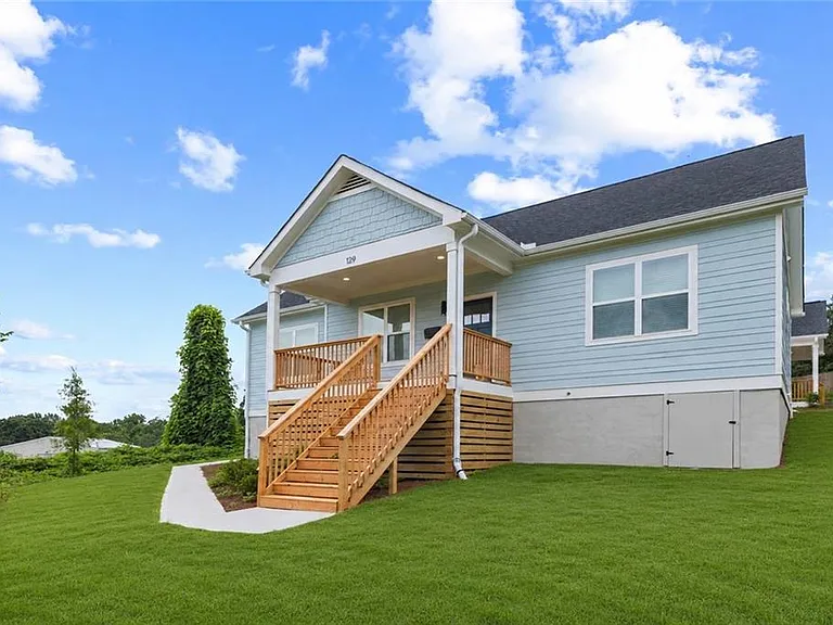 129 Hilltop Dr SW — Photo 1