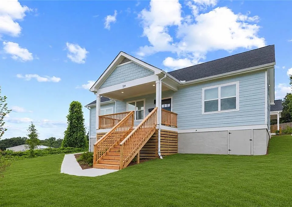 129 Hilltop Dr SW