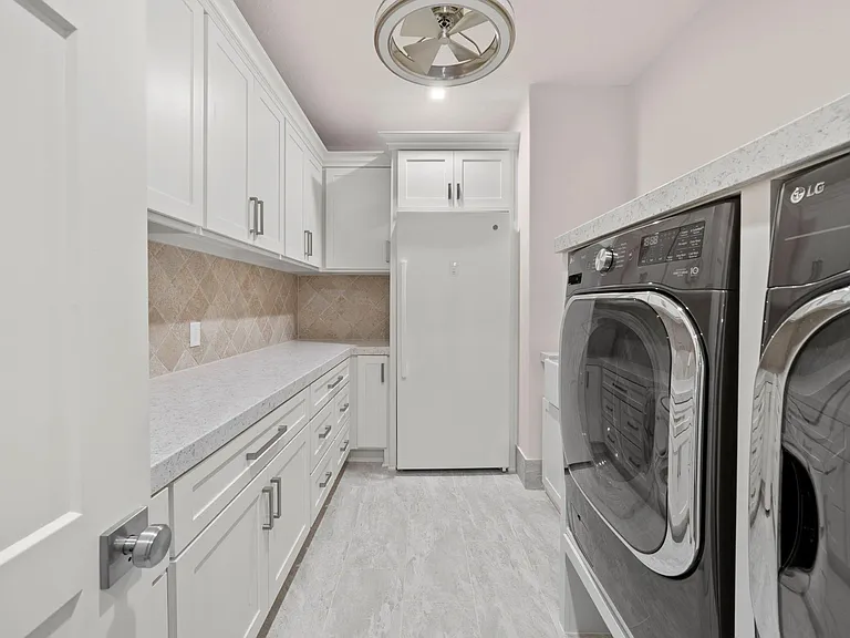 2102 Countryshire Ln — Photo 32