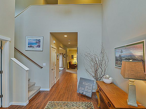 Dramatic foyer w/hardwoods