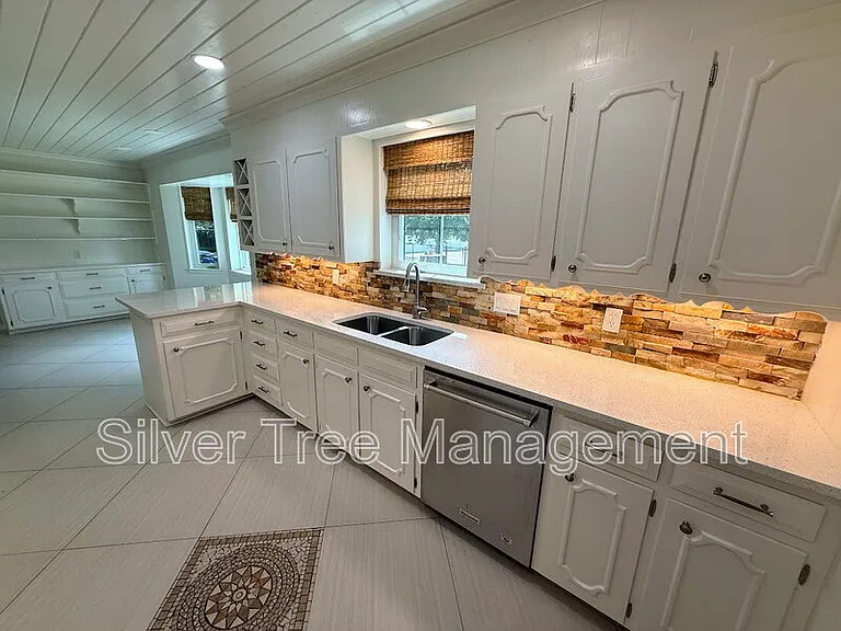 1710 Dickerson Dr — Photo 5