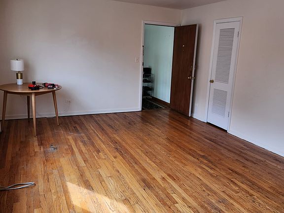 2nd image of 6037 N Francisco Ave #2E