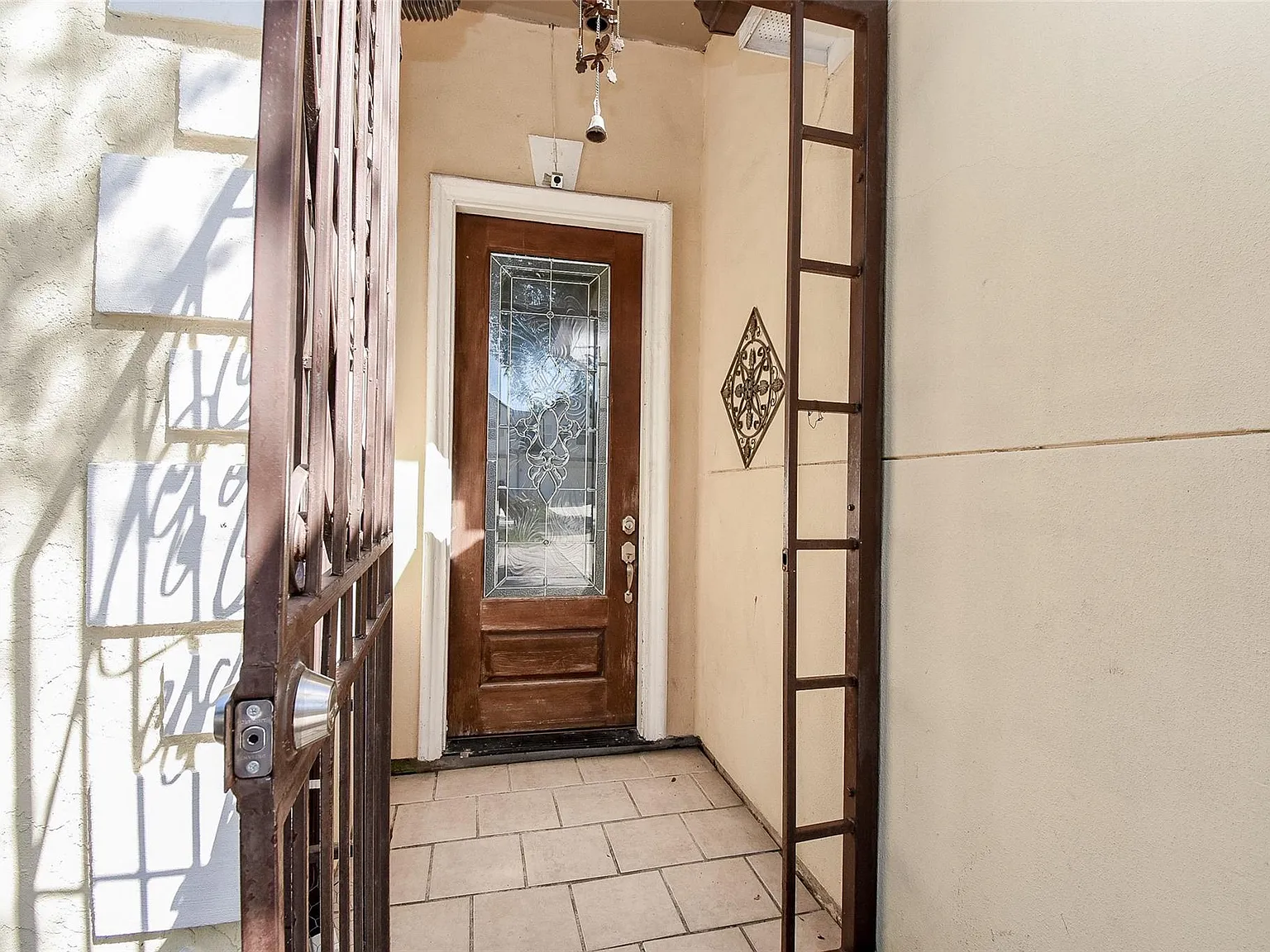 3 bed, 2.0 bath, 1747 sqft, $2,100 — Photo 2