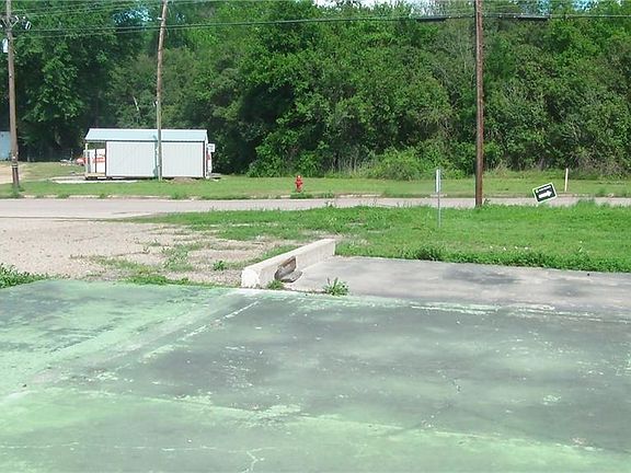 3rd image of 520 N State Highway 6