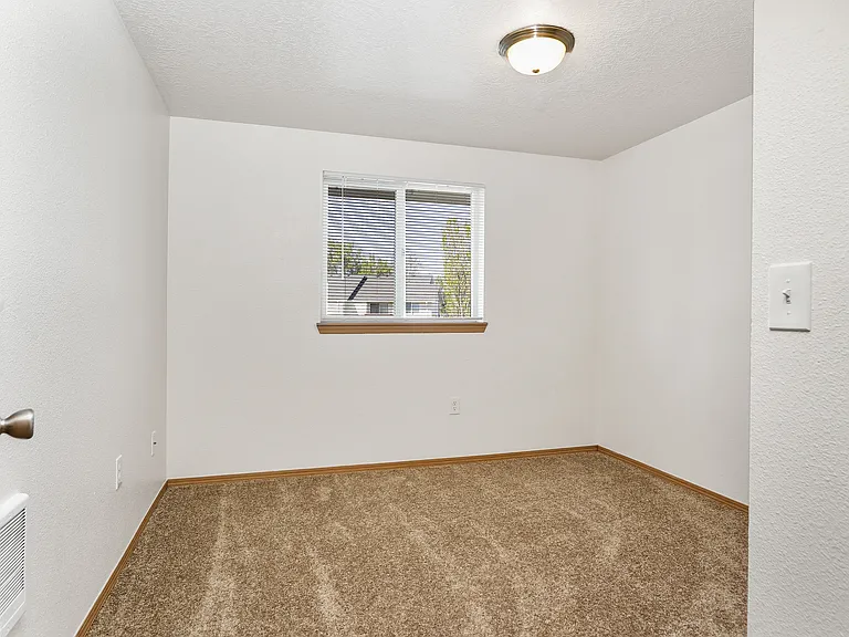 Redwood Square Apartments — Photo 23