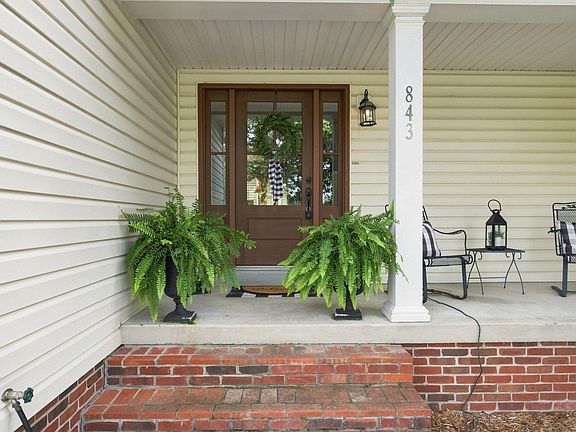 5th image of 843 Beaumont Ave