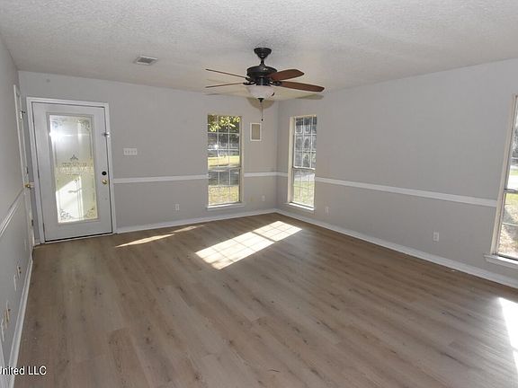 2nd image of 1901 Hemlock Dr