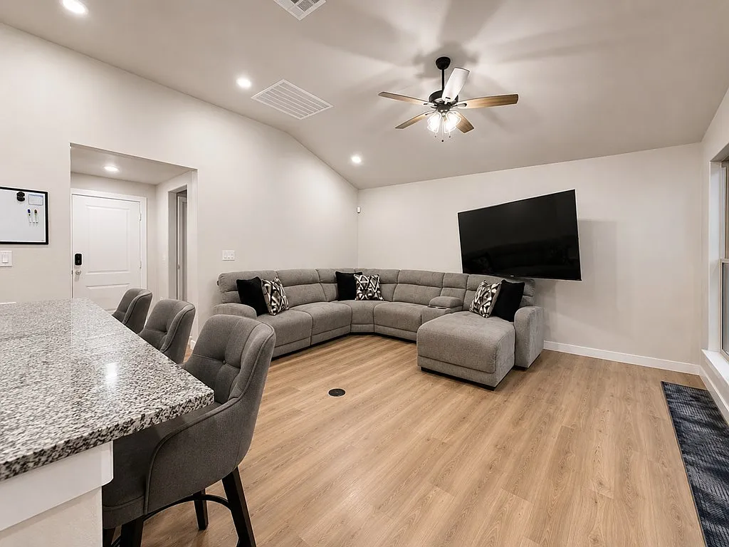 4 bed, 2.0 bath, 1634 sqft, $3,800 — Photo 3