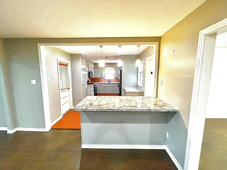 809 Woodstock St — Photo 5