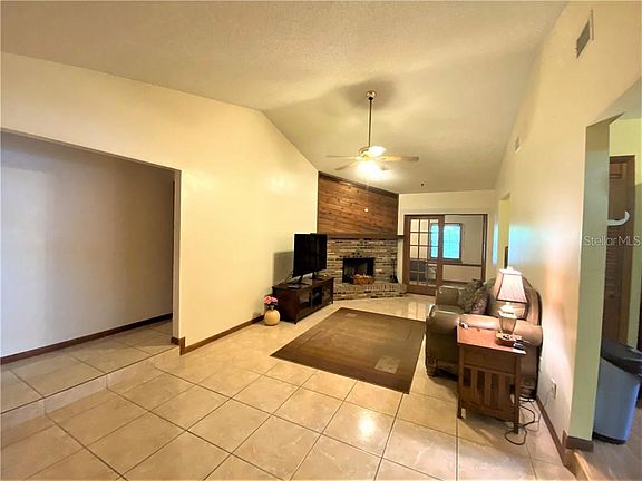 3rd image of 436 S Hart Blvd