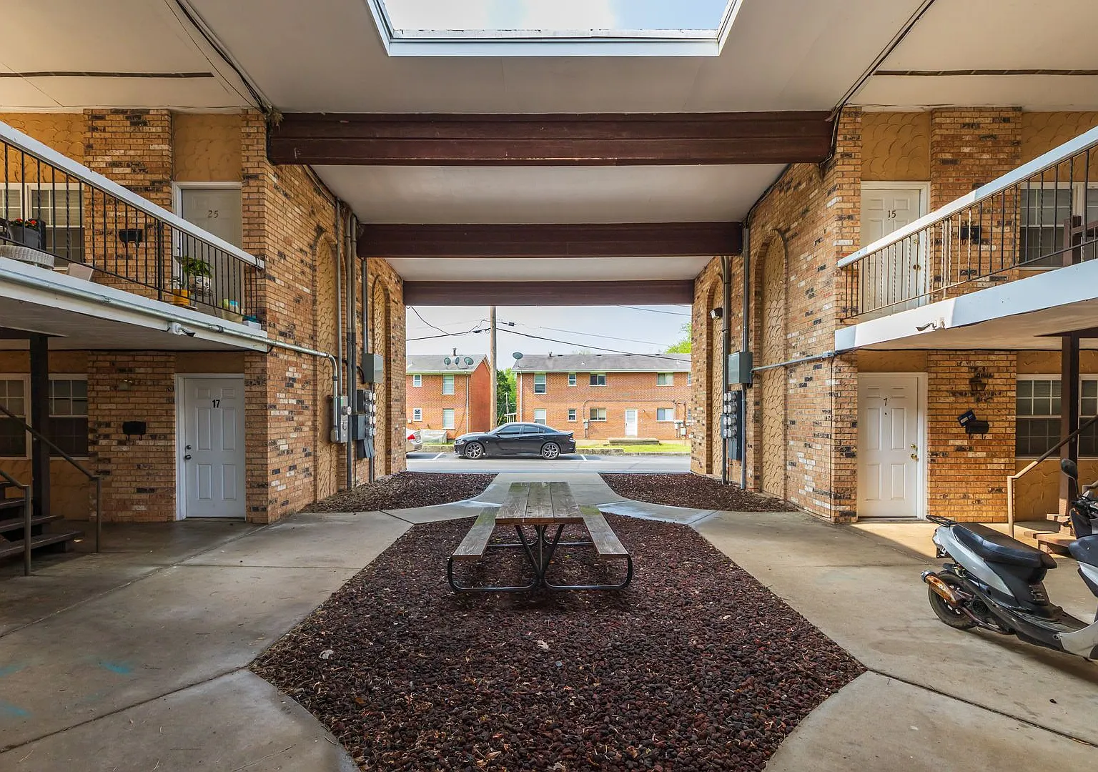Cunningham Apartments — Photo 2