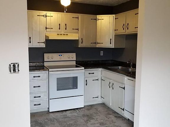 3rd image of 5470 Camelot Dr APT 32