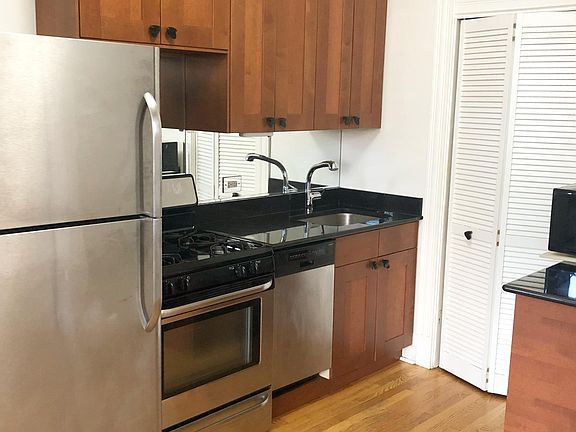 3rd image of 946 W Hubbard St APT 1
