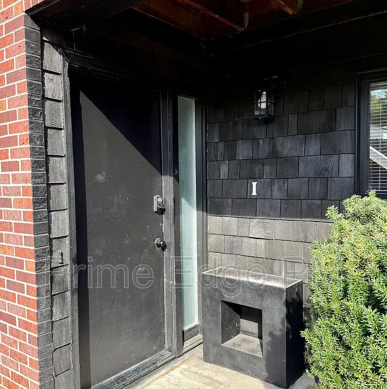 2 bed, 1.5 bath, 983 sqft, $1,290 — Photo 2