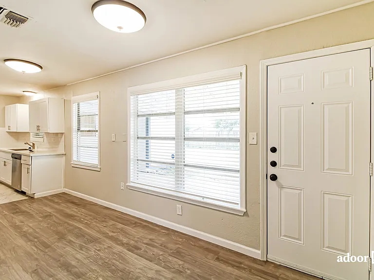 301 W Wilkins St — Photo 5