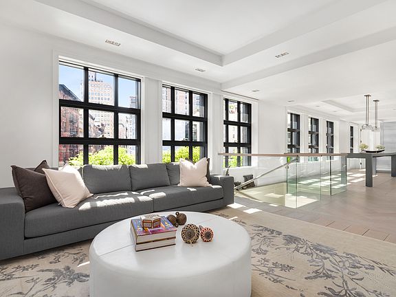 4th image of 137 Franklin St APT 2