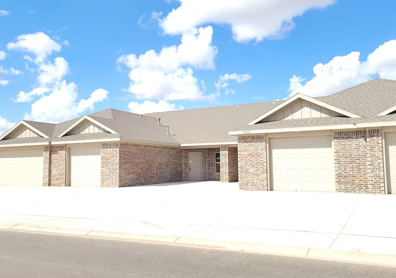 Apply Now! 3/2/2 New Build In Lincoln 16! — Photo 2