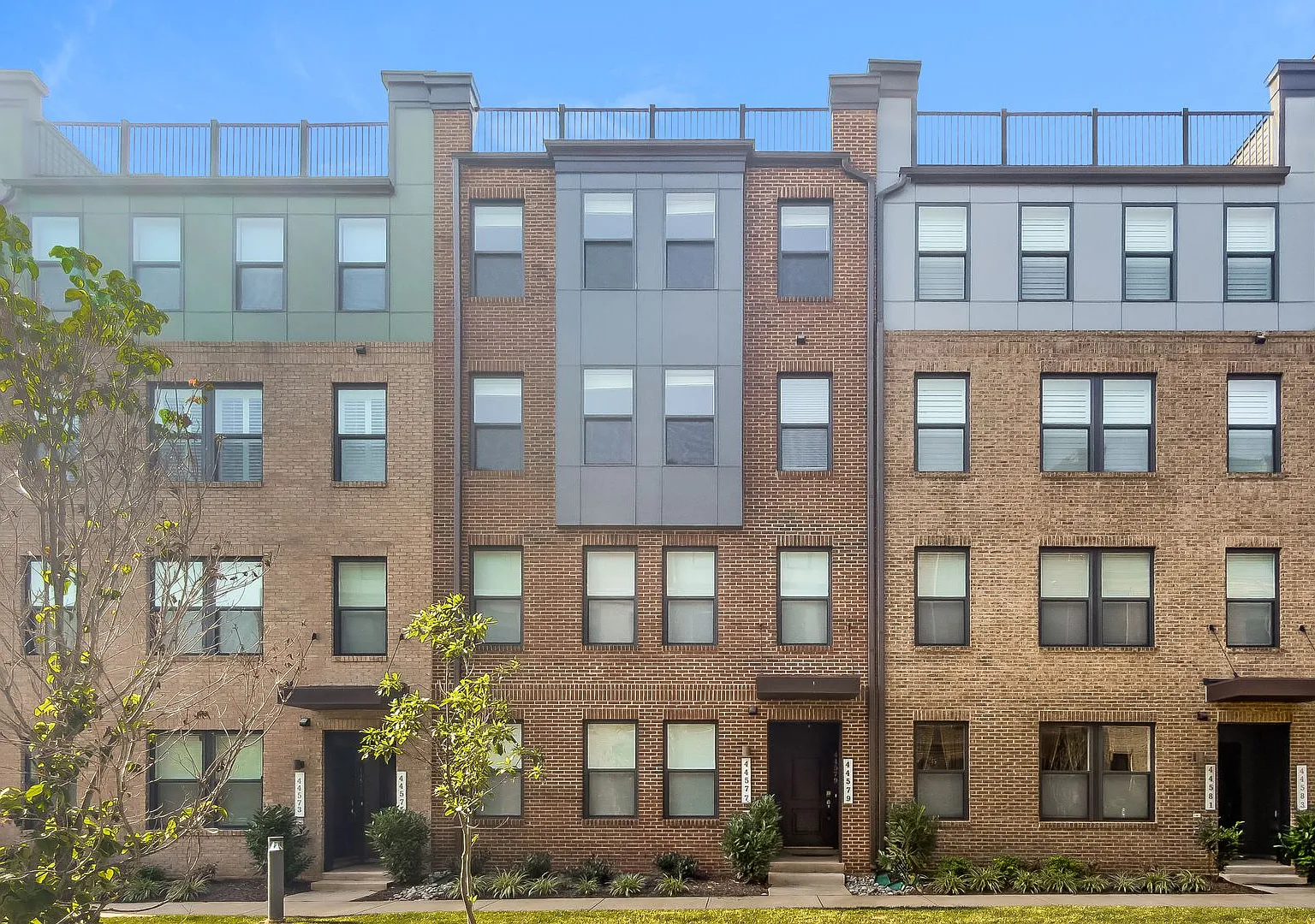 Luxury 3BR/2.5BA Condo w/ Balcony and Rooftop Terrace & Garage Walk to One Loudoun — Photo 1