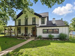 906 E Piankishaw St, Paola, KS 66071
