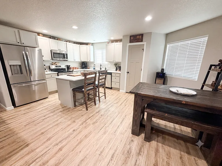 Kitchen & Dining