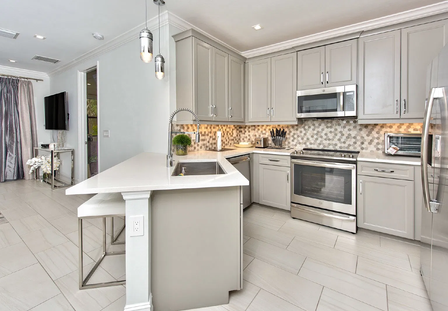 3 bed, 2.5 bath, 1762 sqft, $3,200 — Photo 2