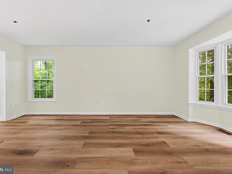 2615 Chivalry Ct — Photo 10