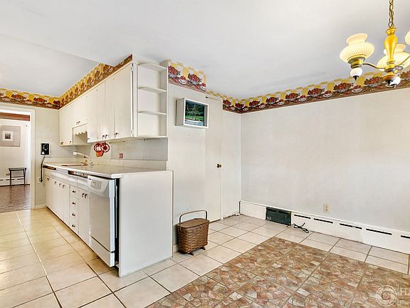Cozy Eat-in space in kitchen with room for a table