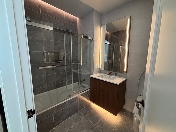 2nd image of 3532 Leavitt St #11