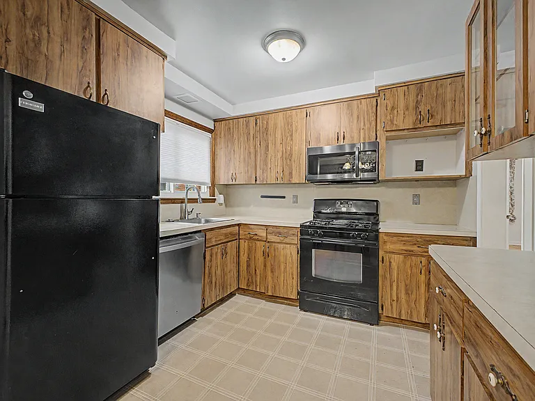 15587 Russell Ave — Photo 12
