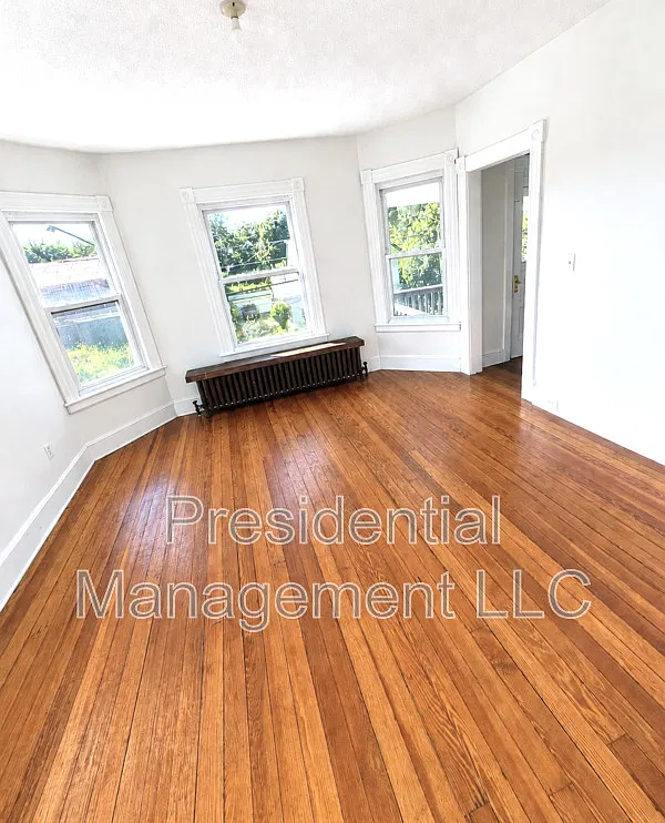 3 bed, 1.0 bath, $1,600 — Photo 2