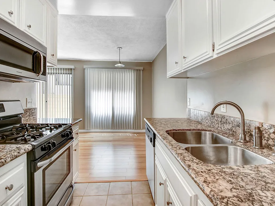 1234 Wellesley Ave in West LA - steps to Wilshire Blvd!