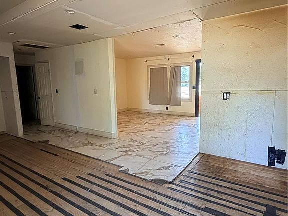 4th image of 1201 SW 49th St
