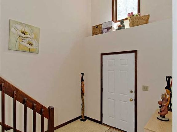 3rd image of 10 Ashwood Ct