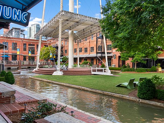 A 15-minute drive to the American Tobacco Campus