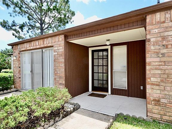 This is the entrance to this really well taken care of and cute home!!!