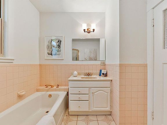 3rd image of 233 Naylor St