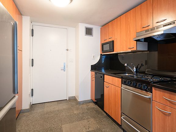 3rd image of 315 W 57th St APT 17E