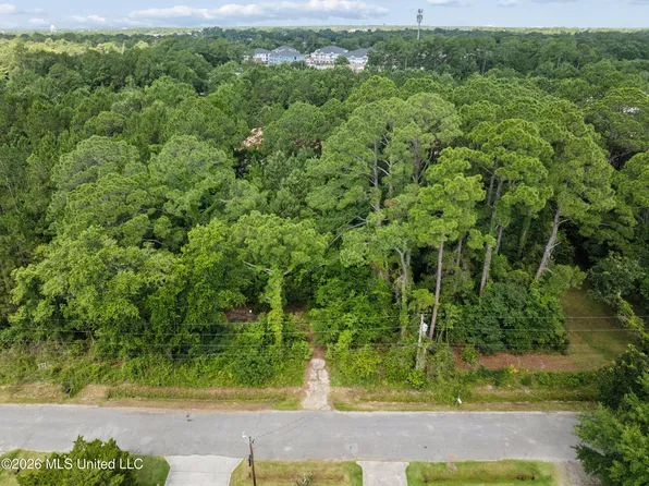 6813 Natchez St, Biloxi, MS 39532